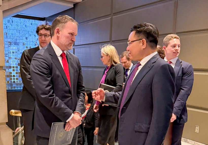 Acting Minister of Industry and Trade Le Manh Hung holds a brief exchange with US Trade Representative Jamieson Greer.