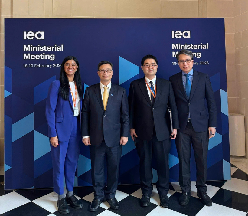 Vu Anh Son, Trade Counselor at the Vietnam Trade Office in France (right), accompanies Ambassador of Vietnam to France Trinh Duc Hai to the IEA Ministerial Meeting. Photo: Anh Son