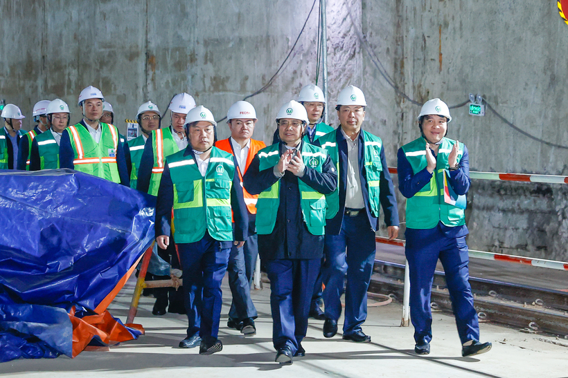 Prime Minister Pham Minh Chinh inspects the construction site of the Nhon - Hanoi Railway Station urban railway line. Photo: VGP