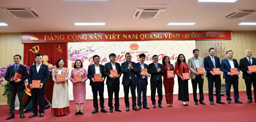 The leadership of the Ministry of Industry and Trade presents Lunar New Year lucky money to representatives of affiliated units.