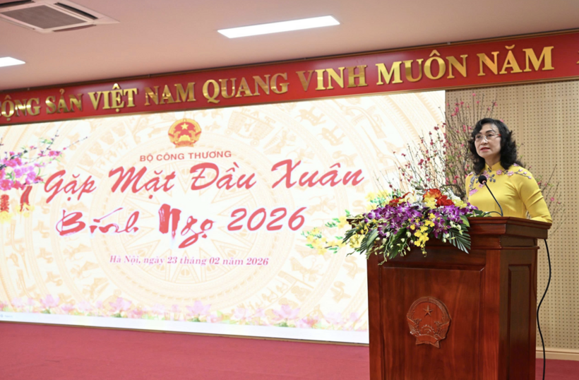 Phan Thi Thang, Deputy Minister of Industry and Trade, delivers a report on the performance of the industry and trade sector during the Lunar New Year period.