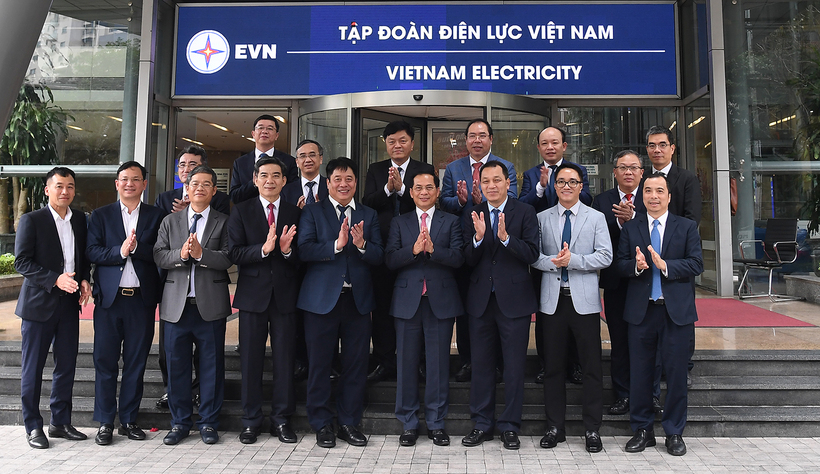Deputy Prime Minister Bui Thanh Son visits and works at EVN. Photo: VGP/Hai Minh