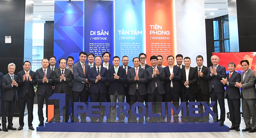 Deputy Prime Minister Bui Thanh Son visits and works at Petrolimex. Photo: VGP/Hai Minh