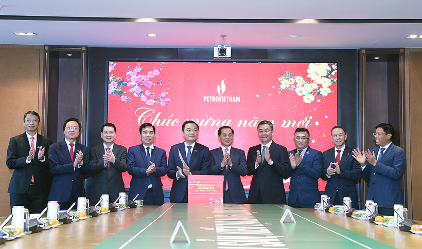 Deputy Prime Minister Bui Thanh Son visits and works at Petrovietnam. Photo: VGP/Hai Minh