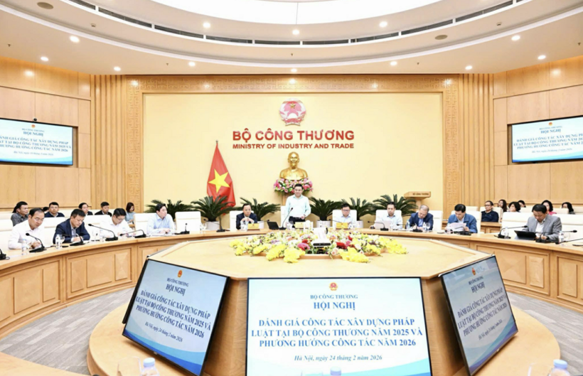​Acting Minister of Industry and Trade Le Manh Hung chaired the conference
