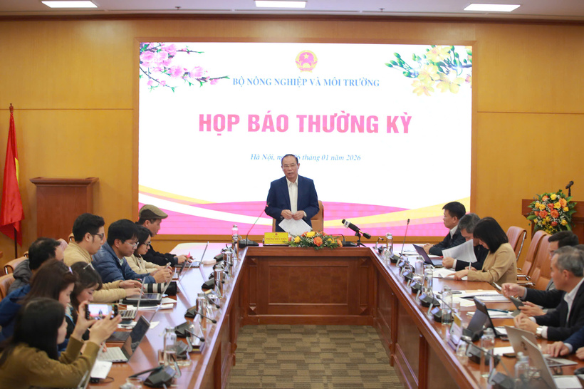 Deputy Minister of Agriculture and Environment Phung Duc Tien chairs a press conference on January 6, 2026