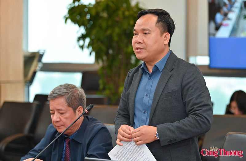 Trinh Duc Duy, Deputy Director of the Department of Oil, Gas, and Coal, contributes ideas at the meeting. Photo: Nam Nguyen