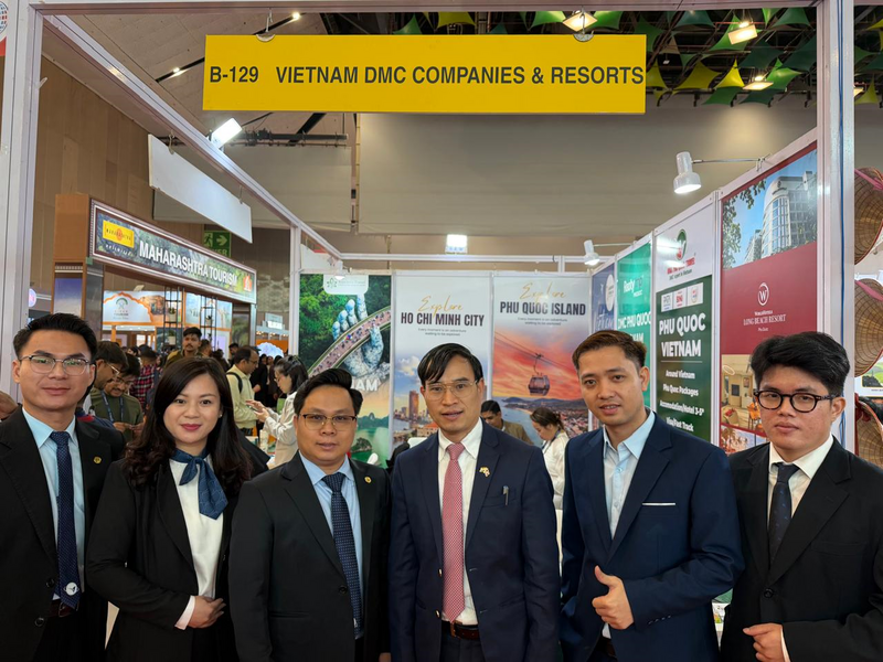 Trade Counselor Bui Trung Thuong (third from right) poses with the An Giang Tourism Association delegation