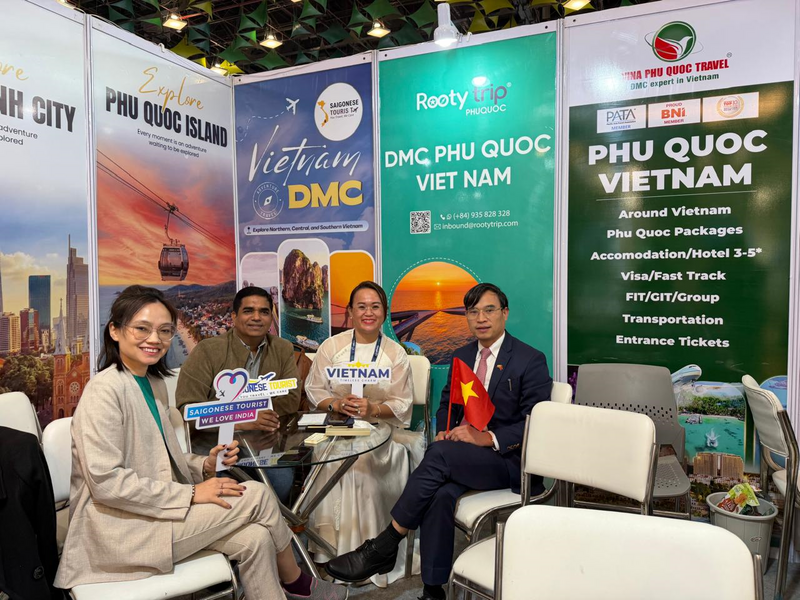 Trade Counselor Bui Trung Thuong (right) exchanges views with Vietnamese enterprises at the fair.
