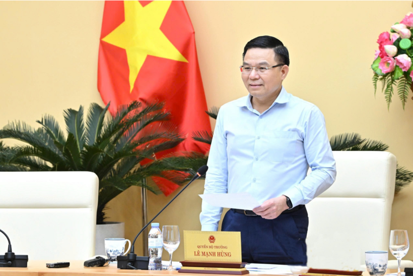 Party Central Committee member, Secretary of the MoIT Party Committee and Acting Minister of Industry and Trade Le Manh Hung chaires the meeting.