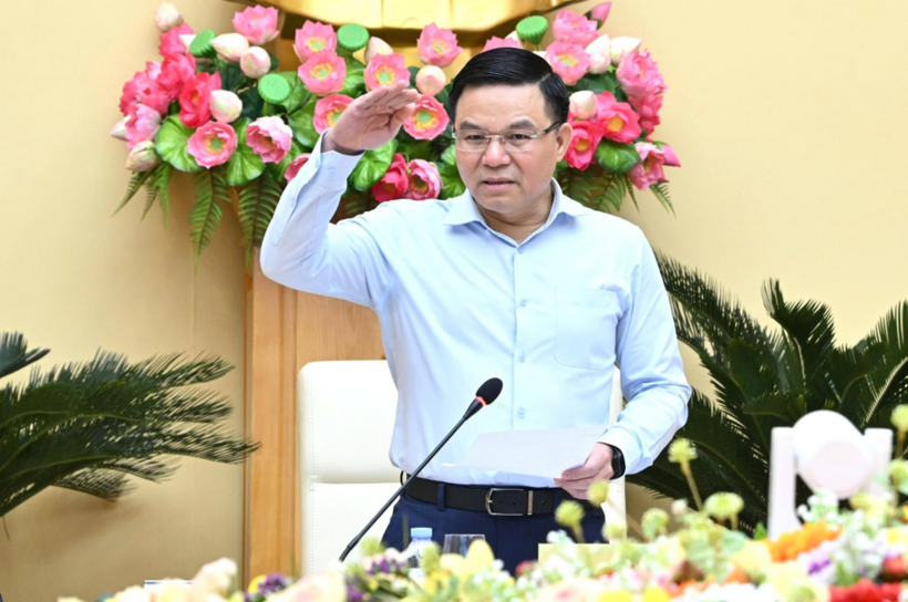 Acting Minister of Industry and Trade Le Manh Hung deliveres directive remarks at the working session.