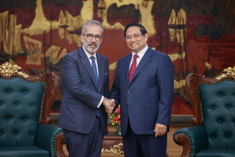 Prime Minister Pham Minh Chinh receives Portuguese Minister of State and Minister of Foreign Affairs Paulo Rangel. Photo: VGP