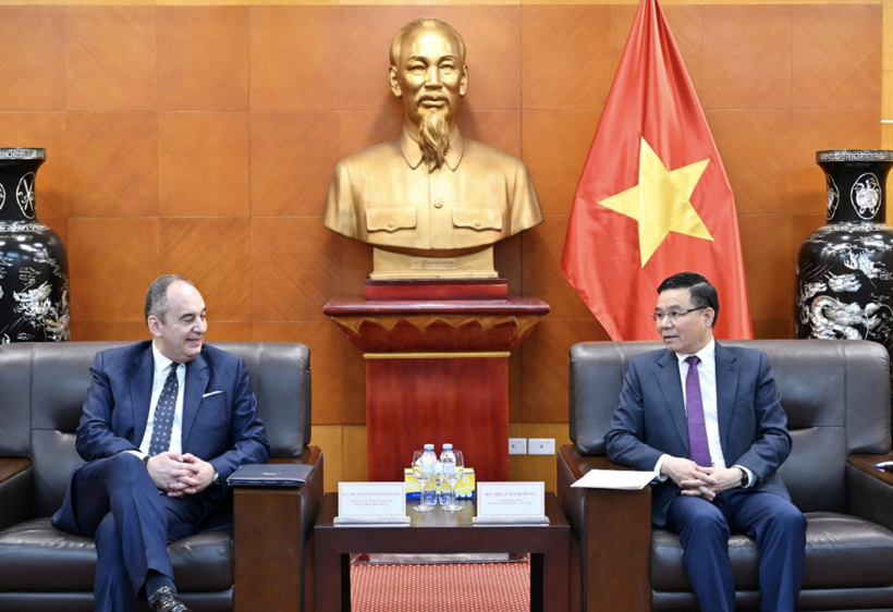 Acting Minister of Industry and Trade Le Manh Hung and First Vice President of the Hellenic Parliament Ioannis Plakiotakis