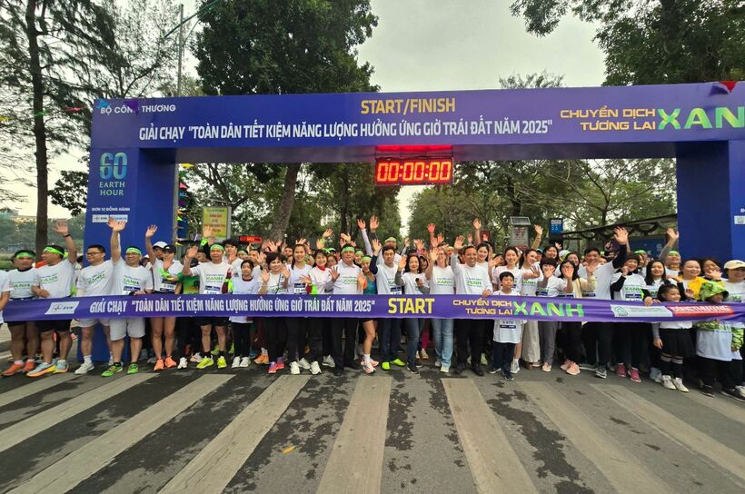 Participants join activities in response to the Earth Hour, aiming to raise public awareness about energy efficiency and green development.