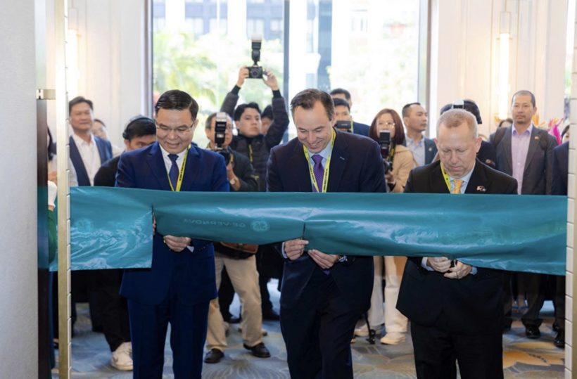 Acting Minister Le Manh Hung, together with the Chargé d’Affaires of the US diplomatic mission and leaders of GE Vernova, attend the ribbon-cutting ceremony to inaugurate the GE technology exhibition held within the framework of the forum.
