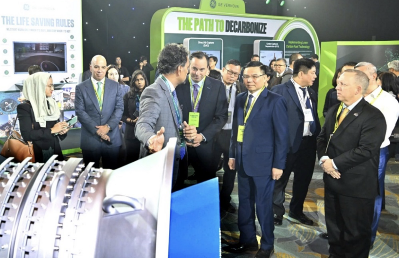 Representatives of GE Vernova introduced the group’s energy technologies and solutions at the exhibition area.