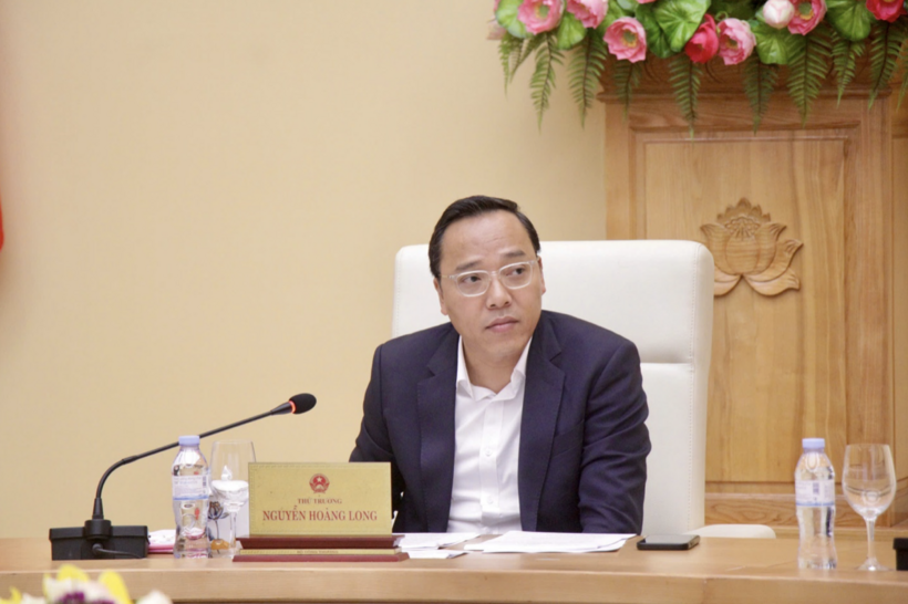 Deputy Minister Nguyen Hoang Long chairs the meeting.