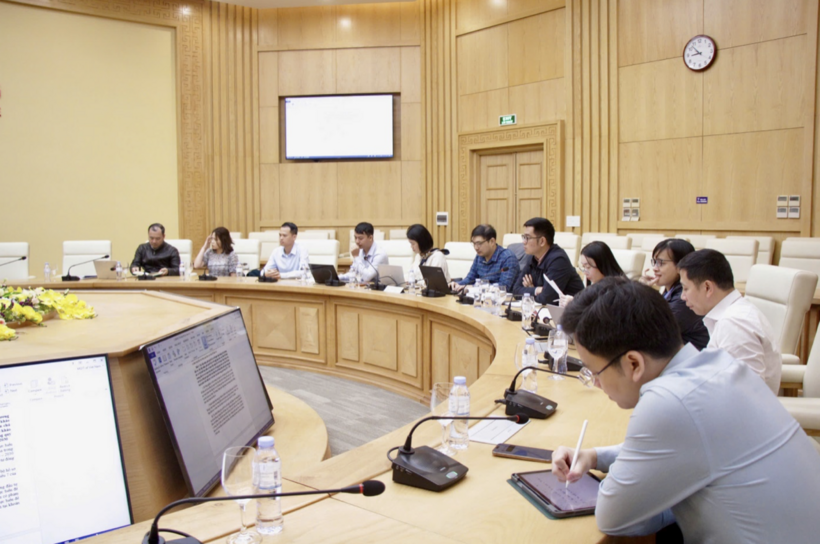 Members of the drafting committee contribute opinions during the meeting.