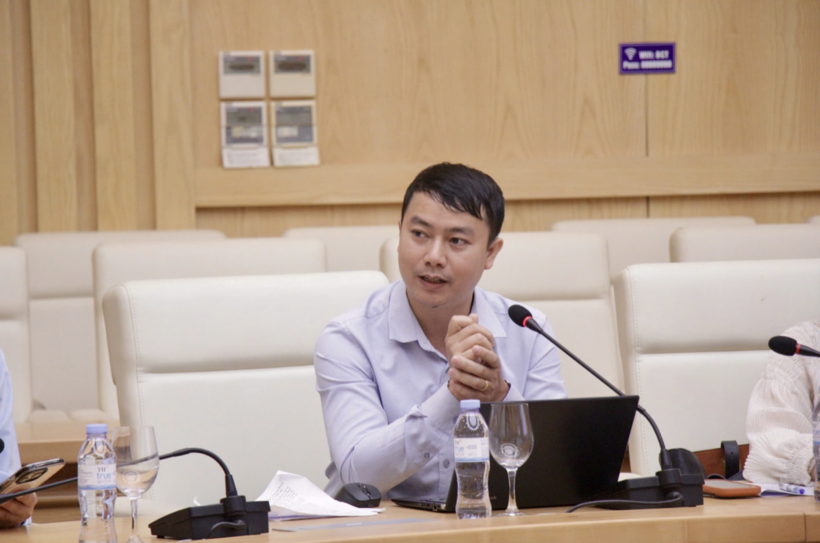 A representative of the Ministry of Agriculture and Environment speaks at the meeting.