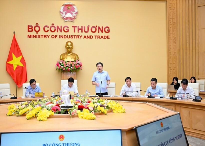 Director General of the Agency for Industry Tran Viet Hoa presents strategic solutions to achieve double-digit growth in the industrial sector.