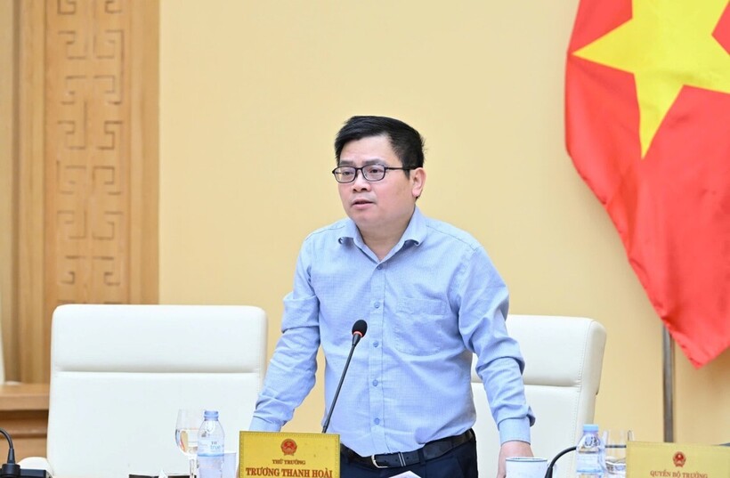 Deputy Minister Truong Thanh Hoai delivers remarks at the meeting.