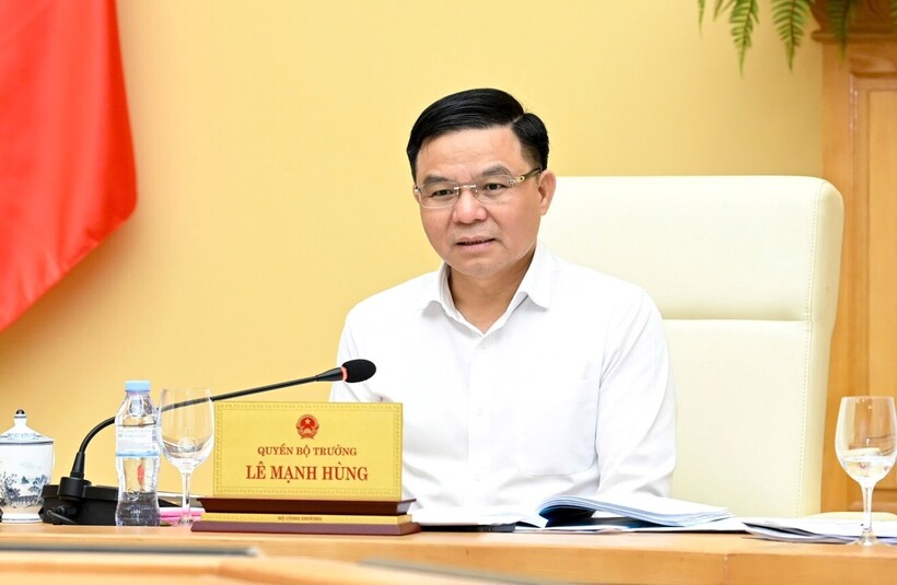 Acting Minister of Industry and Trade Le Manh Hung delivers directives at the meeting.