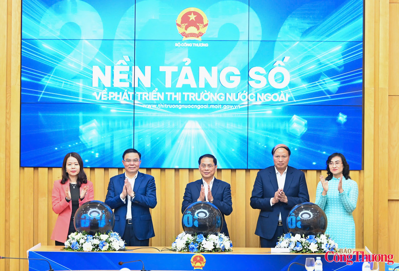 Deputy Prime Minister Bui Thanh Son, Acting Minister of Industry and Trade Le Manh Hung, Deputy Minister of Industry and Trade Phan Thi Thang, Deputy Minister of Foreign Affairs Nguyen Minh Hang, and Vice Chairman of the Cao Bang provincial People’s Committee Hoang Van Thach perform the launch ceremony of the Digital Platform for Overseas Market Development.