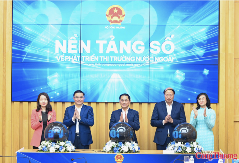 Deputy Prime Minister Bui Thanh Son, Acting Minister of Industry and Trade Le Manh Hung, Deputy Minister of Industry and Trade Phan Thi Thang, Deputy Minister of Foreign Affairs Nguyen Minh Hang, and Vice Chairman of the Cao Bang provincial People’s Committee Hoang Van Thach at the launch ceremony for the Digital Platform for Overseas Market Development. Photo: Can Dung