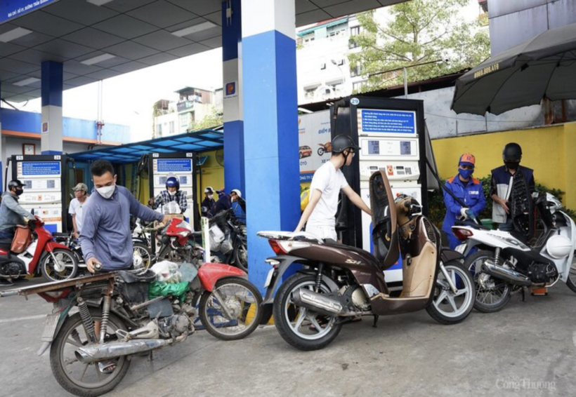 The fuel price stabilization fund is currently being used at VND 4.000 - 5.000 per liter of gasoline and diesel. Photo: Can Dung