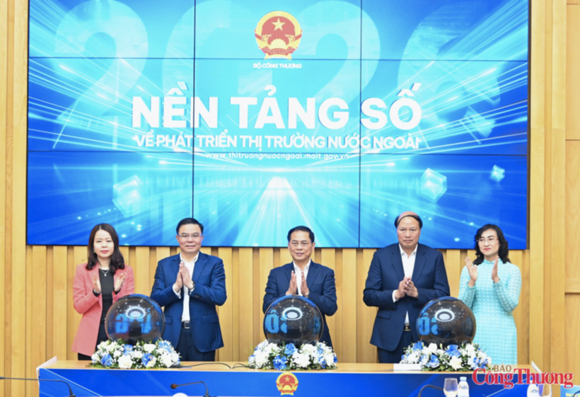 Deputy Prime Minister Bui Thanh Son, Acting Minister of Industry and Trade Le Manh Hung, Deputy Minister of Industry and Trade Phan Thi Thang, Deputy Minister of Foreign Affairs Nguyen Minh Hang, and Vice Chairman of the Cao Bang Provincial People’s Committee Hoang Van Thach performed the launch ceremony of the Digital Platform for Overseas Market Development.