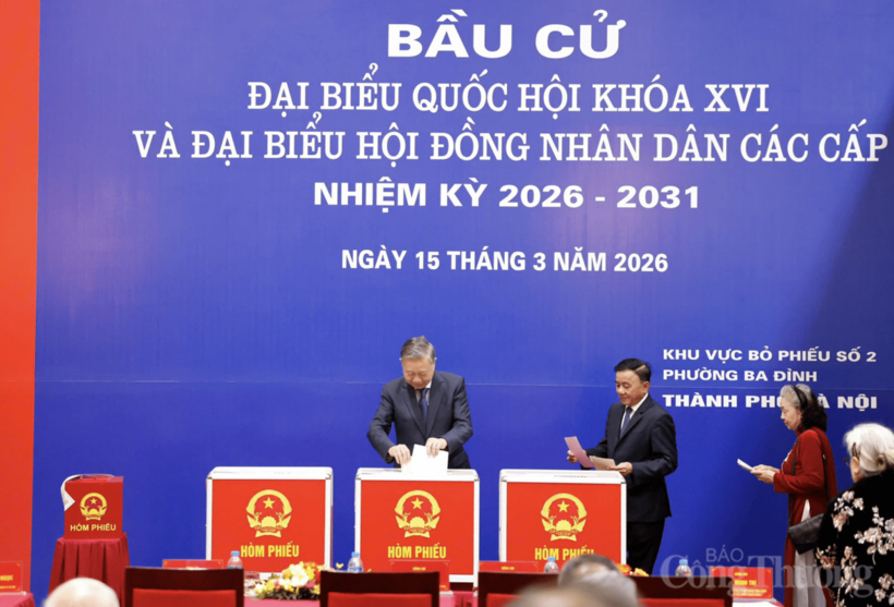 General Secretary To Lam and Permanent Member of the Secretariat Tran Cam Tu cast their ballots at Polling Area No. 2 in Ba Dinh Ward, Hanoi.