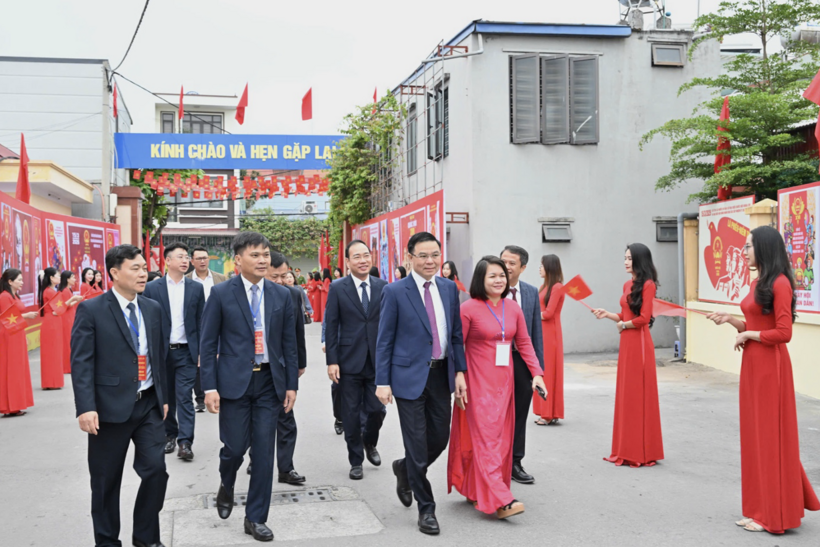 Le Manh Hung, Member of the Party Central Committee, Secretary of the Party Committee and Acting Minister of Industry and Trade, attends the event and exercised his civic rights and responsibilities at the constituency where he is a candidate for the 16th National Assembly.