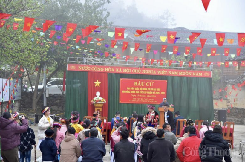 At 6 a.m on March 15, Polling Area No. 3 in Lung Cu Commune, Tuyen Quang Province was already crowded with voters arriving early to cast their ballots.