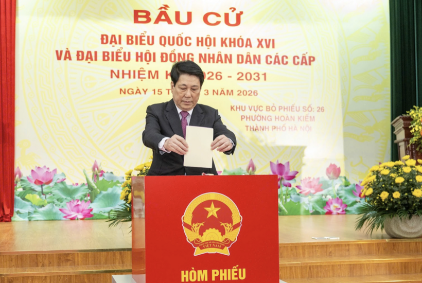 President Luong Cuong exercised his voting right at Polling Area No. 26 in Hoan Kiem Ward, Hanoi.