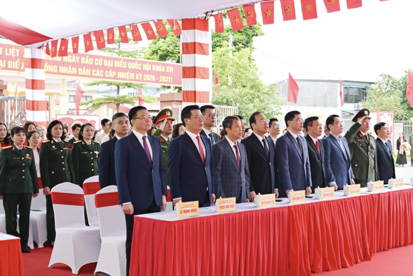 Acting Minister of Industry and Trade Le Manh Hung casts vote in the 16th National Assembly election in Hai Phong - 2