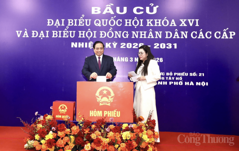 Prime Minister Pham Minh Chinh and his spouse cast their ballots.
