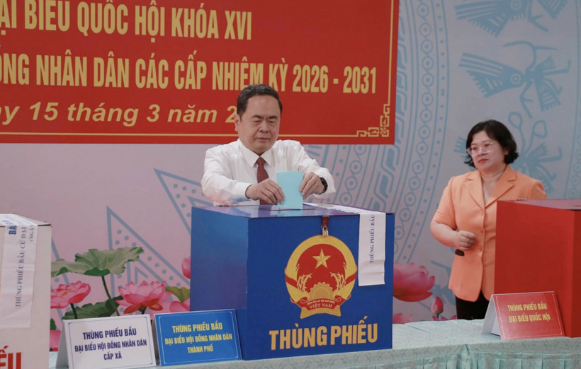 National Assembly Chairman Tran Thanh Man, Chairman of the National Election Council, cast his ballot at Polling Area No. 14 in Hoc Mon Commune, Ho Chi Minh City.