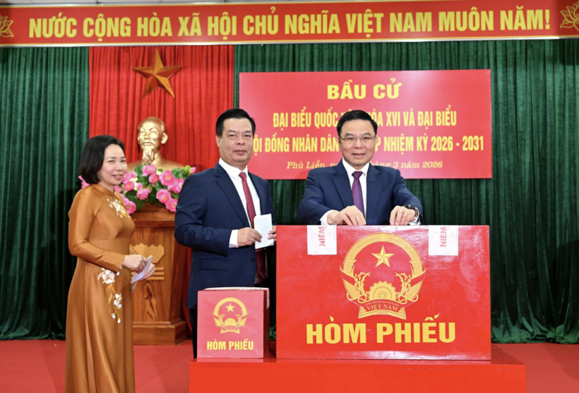 Acting Minister of Industry and Trade Le Manh Hung casts his ballot at Polling Station No. 3 under Constituency No. 1 in Phu Lien Ward.