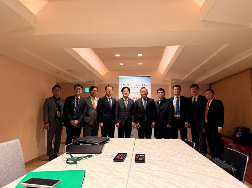 Deputy Minister Nguyen Hoang Long holds talks with Kim Jung-Kwan, Minister of Trade, Industry and Energy of the Republic of Korea.