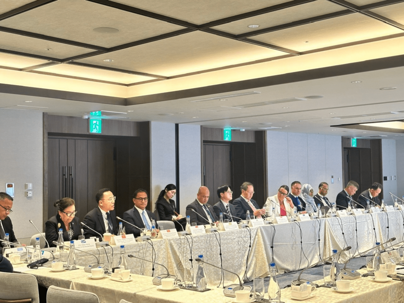 Deputy Minister Nguyen Hoang Long delivers remarks at the closed session.