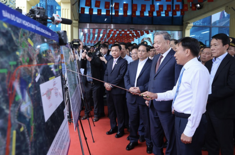 General Secretary To Lam, Prime Minister Pham Minh Chinh, and the Central delegation conduct a field inspection at the Dong Dang Station. Photo: VGP