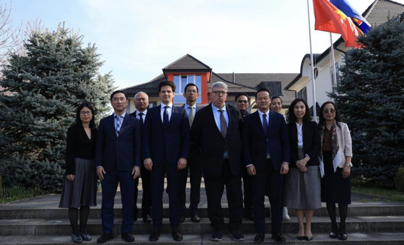 Officials of the Vietnam Permanent Mission in Geneva take a commemorative photo with the speaker from the St Gallen Endowment for Prosperity Through Trade at the Mission headquarters.