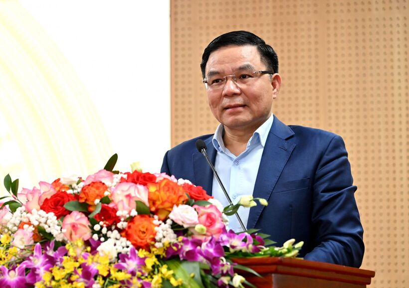 Acting Minister of Le Manh Hung delivers remarks at the 2025 conference of officials, civil servants and public employees of the Ministry of Industry and Trade.