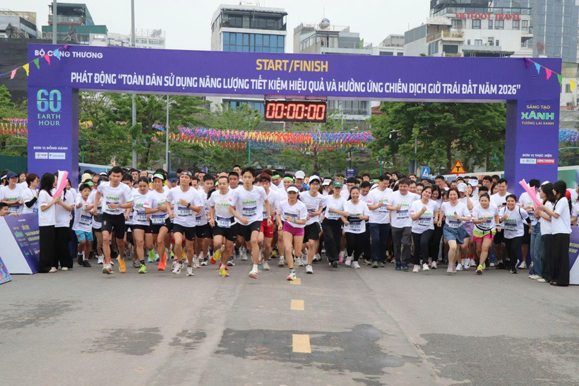 The running event attracts over 2,000 participants, including officials, public servants, employees of the Ministry of Industry and Trade, and representatives from relevant agencies and sectors.