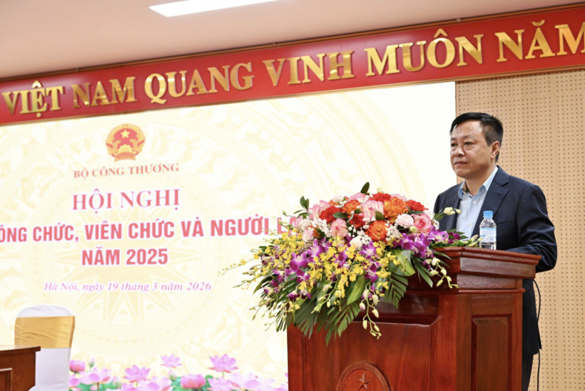 Hoang Anh Duong, Deputy Chief of the Ministry Office, presented the conference agenda.