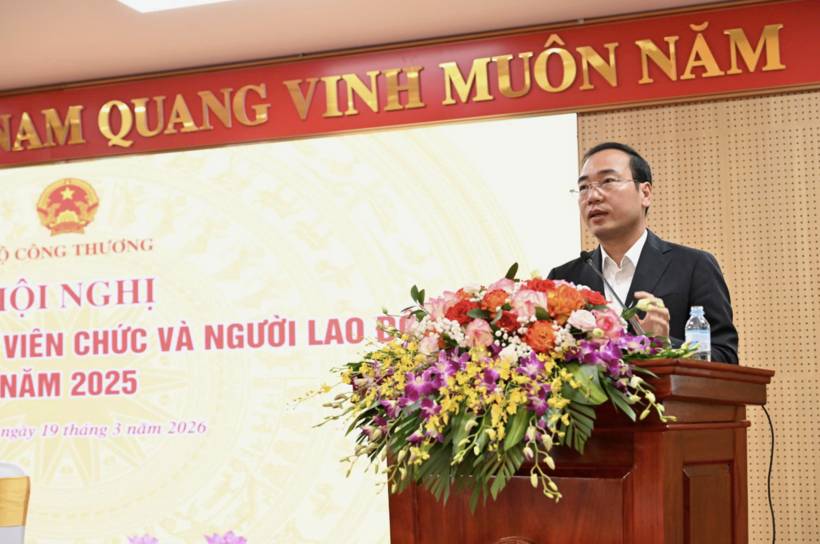 Tran Quang Huy presented his report at the conference.
