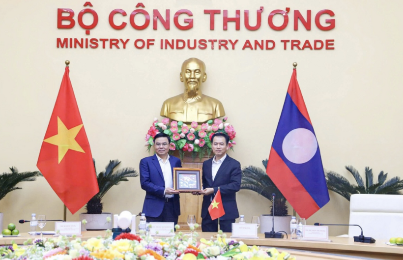 The two ministers exchange commemorative gifts on the occasion of the meeting.