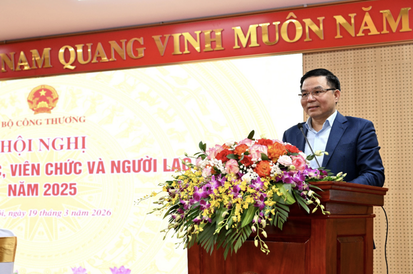 Acting Minister of Industry and Trade Le Manh Hung delivers directive remarks at the conference.
