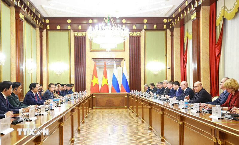 Prime Minister Pham Minh Chinh holds talks with Russian Prime Minister Mikhail Mishustin. Photo: VNA