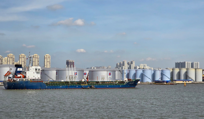 Fuel crisis spreads, nations tighten supply and price controls - 2